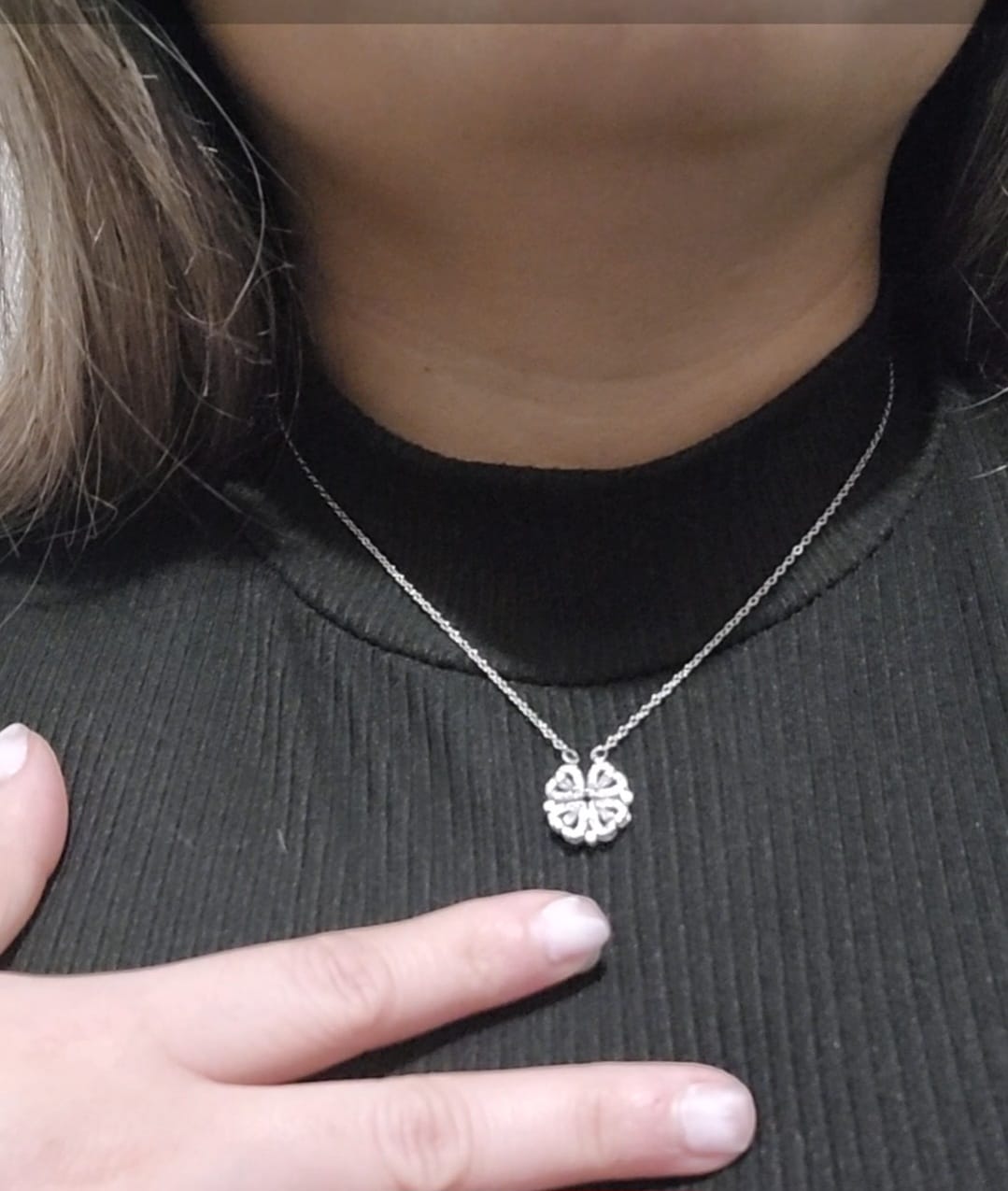 Customer photo review of Collar Trébol de Corazones con Imán