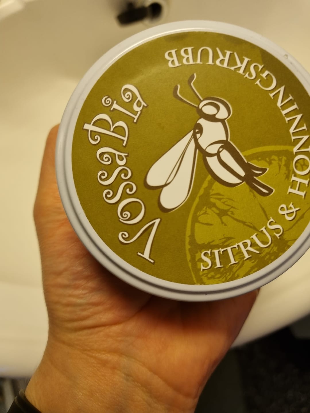 Reseña fotográfica de un cliente sobre el exfoliante corporal de cítricos