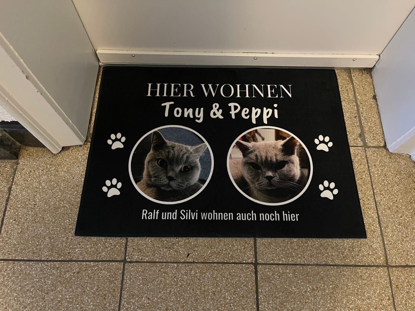 Customer photo review of Hier wohnt - Individuelle Haustier Fußmatte