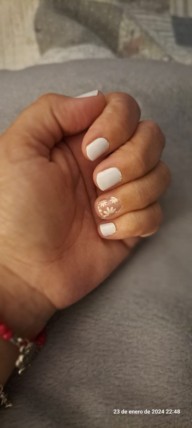 Customer photo review of Blanco Snow | Stickers de Esmalte