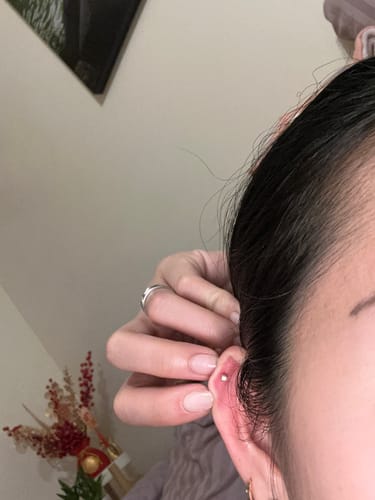 Customer photo review of Miss. Doux Gold One-sided Piercing JDRER3S104S