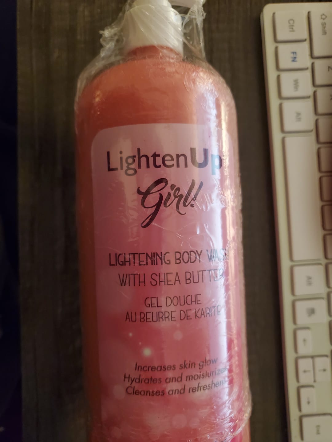 Customer photo review of Omic LightenUp Girl! Exfoliating Shower Gel - 1000ml / 33.81 Oz