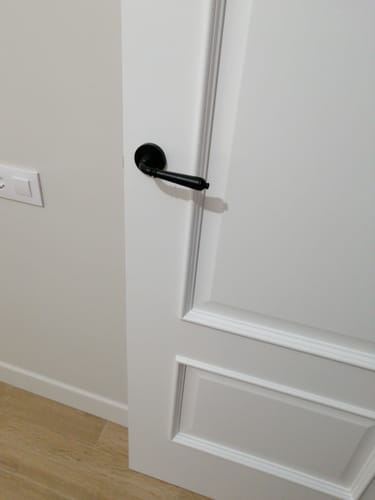 Customer photo review of Manilla con roseta redonda negra estilo rústico modelo Toledo para puertas de paso