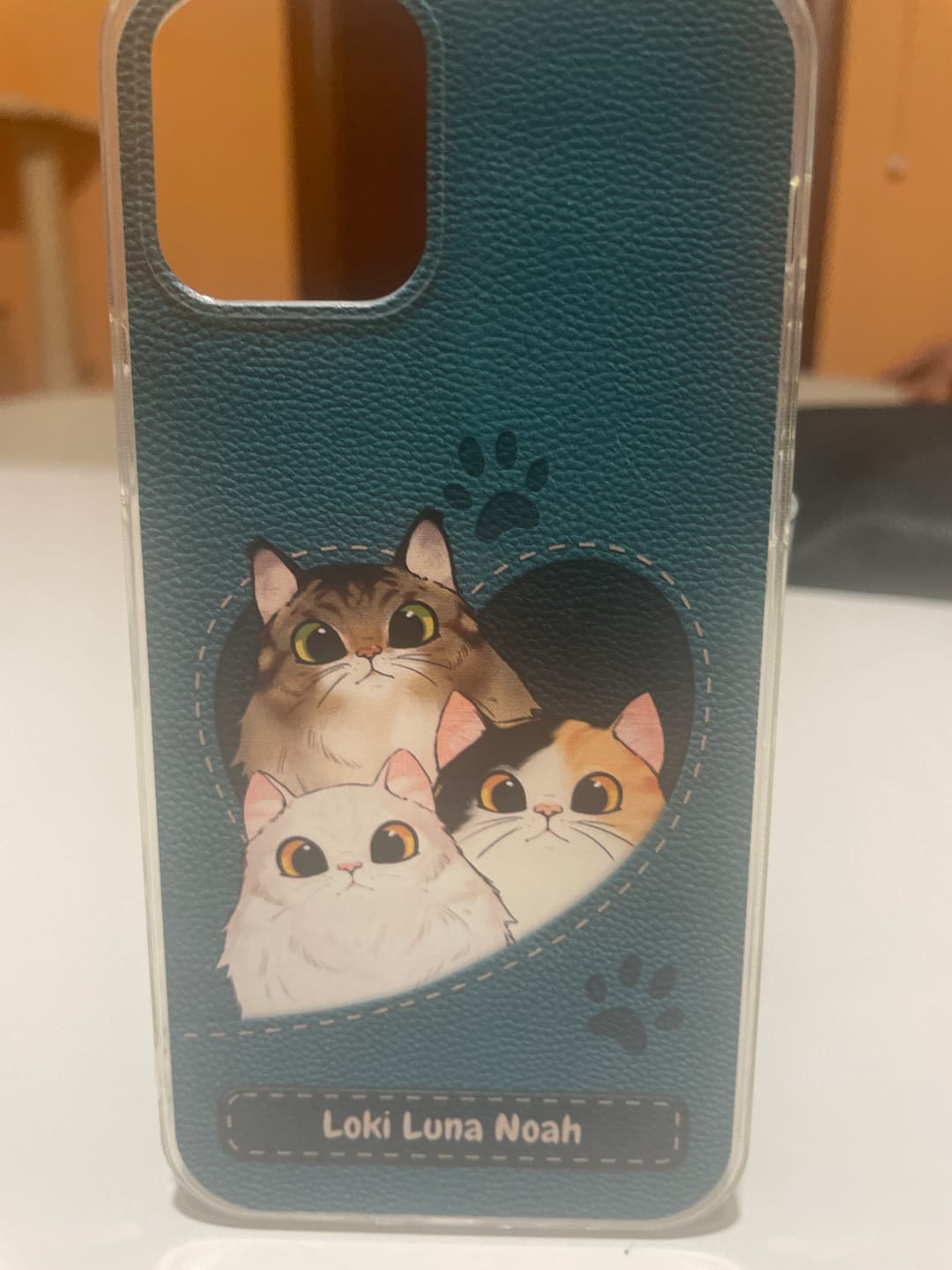 Customer photo review of Gatto con cuore aspetto similpelle - Custodia per il telefono personalizzata