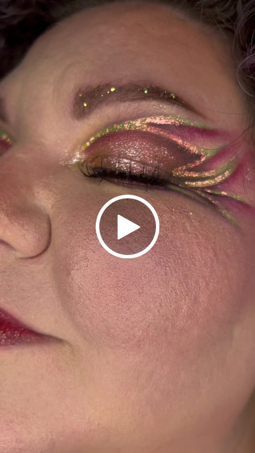 Customer video review of ( PRE ORDER 5-7 WEEKS ) Skullz & Roses Metallic Multichrome Eyeshadow Palette