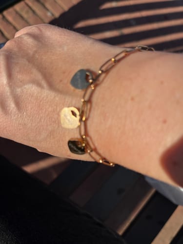 Customer photo review of LOANYA Pulsera con colgantes corazón personalizados
