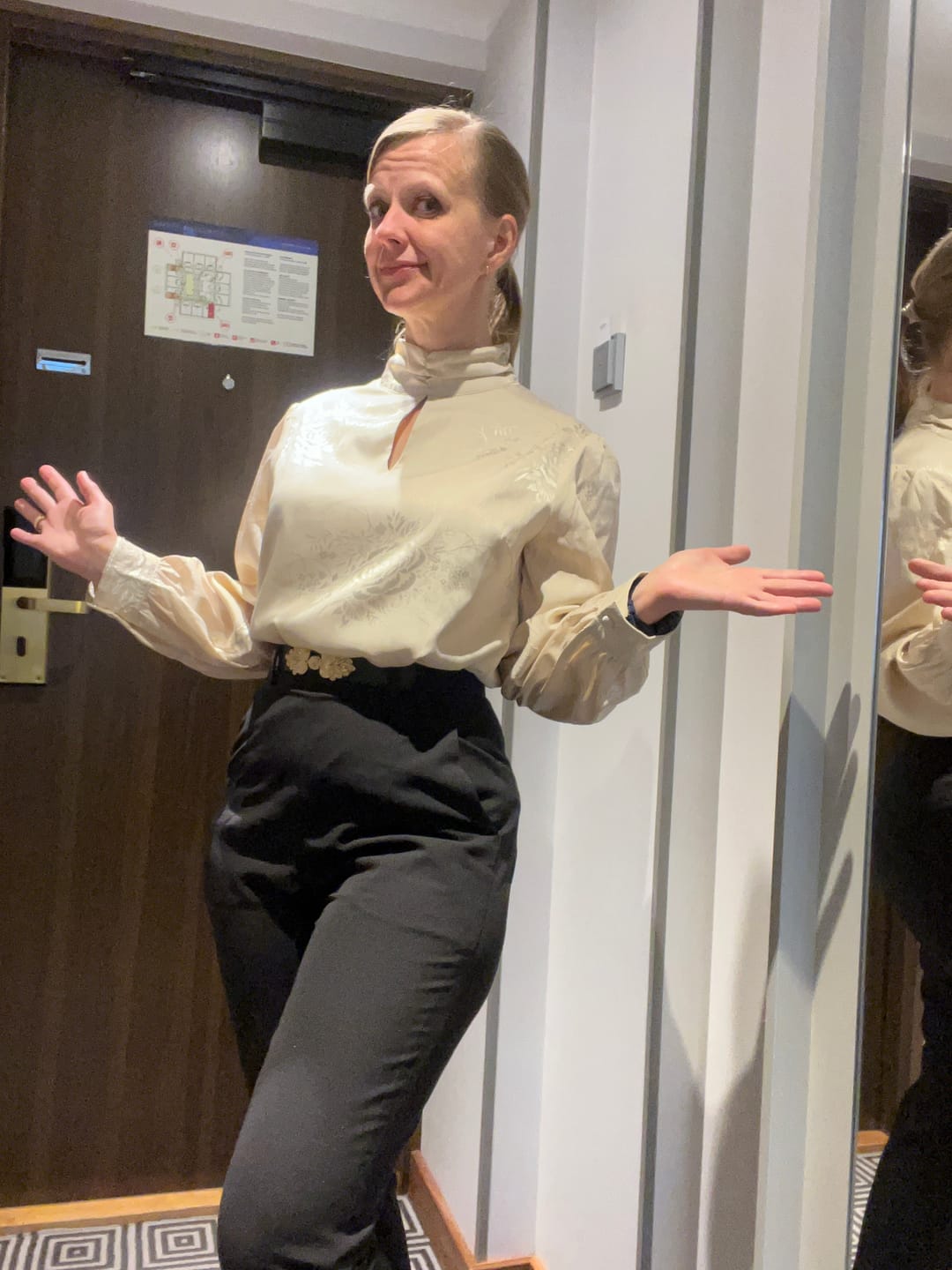 Customer photo review of Frida Pants med gylf - bukse med høyt liv - svart