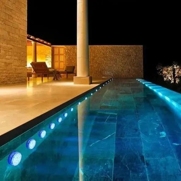 Customer photo review of Kit Luminárias de Piscina RGB - Sem Fio Com Controle Remoto