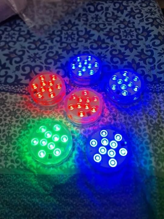 Customer photo review of Kit Luminárias de Piscina RGB - Sem Fio Com Controle Remoto