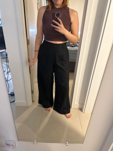 Gabriela R. review of Calça Pantalona de Linho Graviola Preta image 1 out of 3