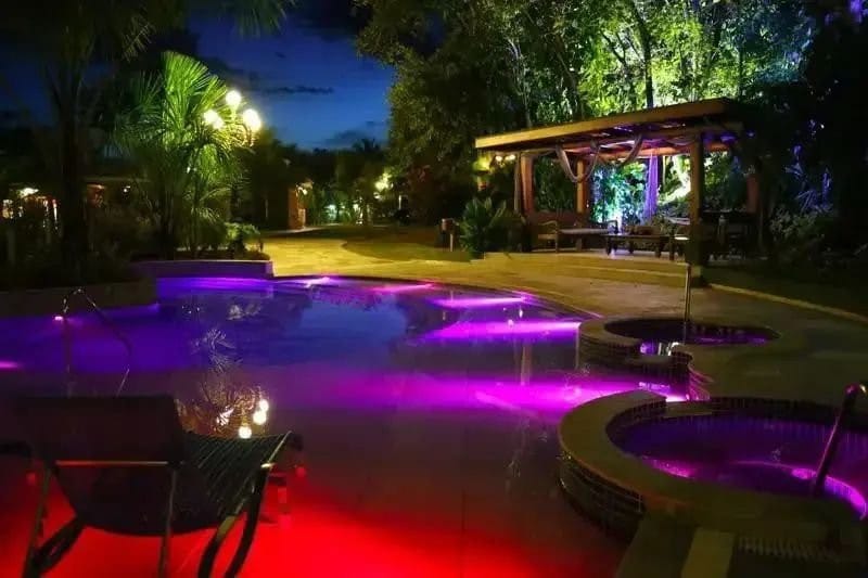 Customer photo review of Kit Luminárias de Piscina RGB - Sem Fio Com Controle Remoto