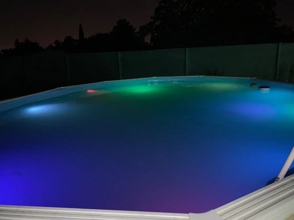 Customer photo review of Kit Luminárias de Piscina RGB - Sem Fio Com Controle Remoto