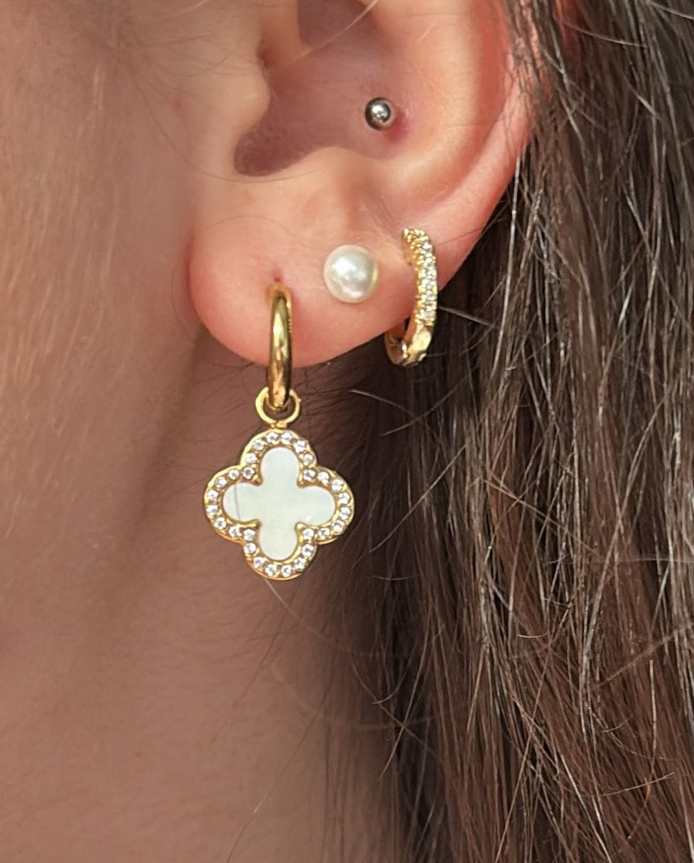 Customer photo review of Pave Perlmutt Lucky Leaf Ohrringe 14K Vergoldet