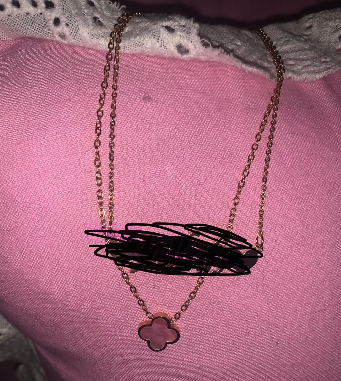 Customer photo review of Rosa Perlmutt Clover Kette | 18K vergoldet