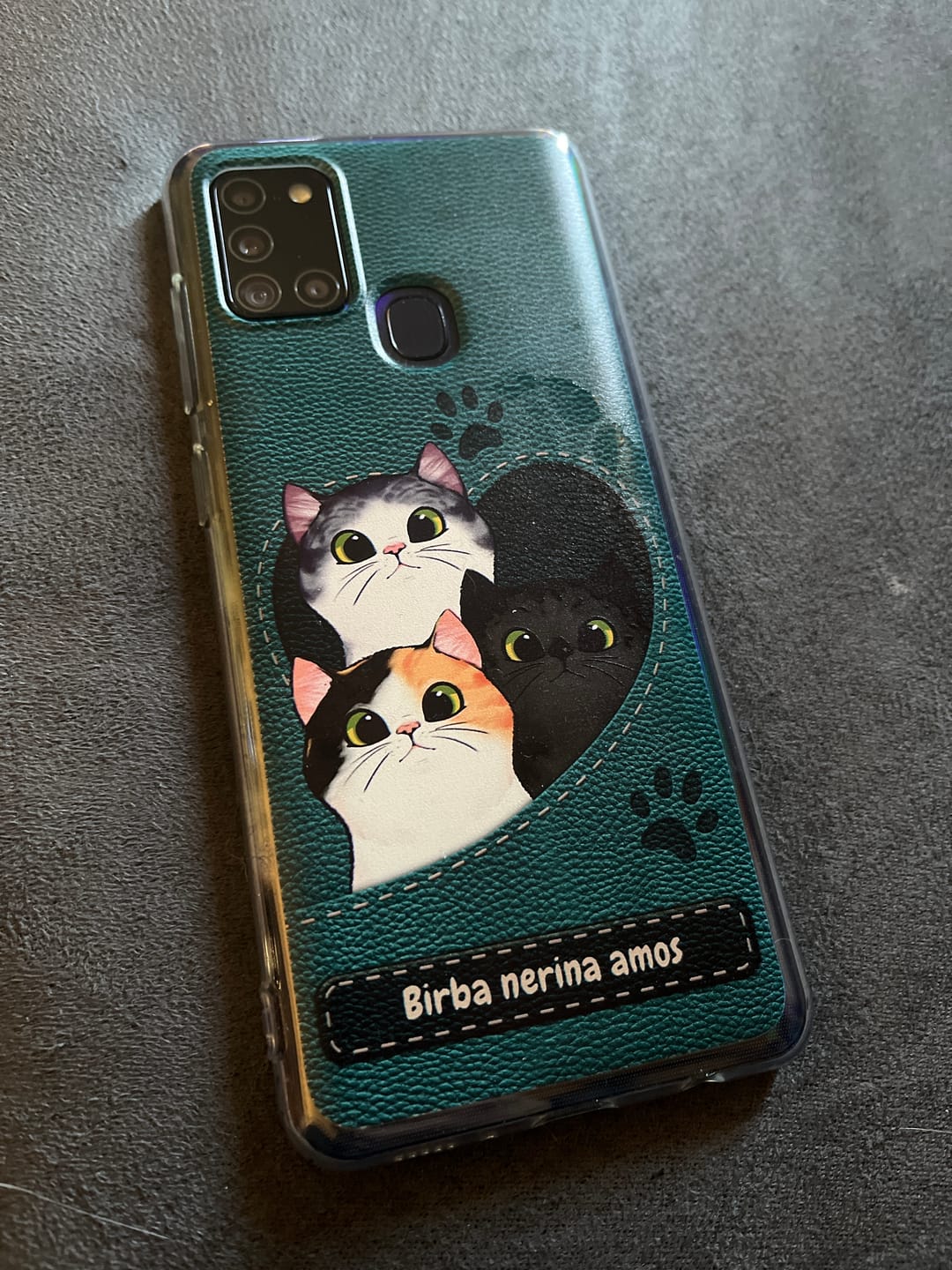 Customer photo review of Gatto con cuore aspetto similpelle - Custodia per il telefono personalizzata