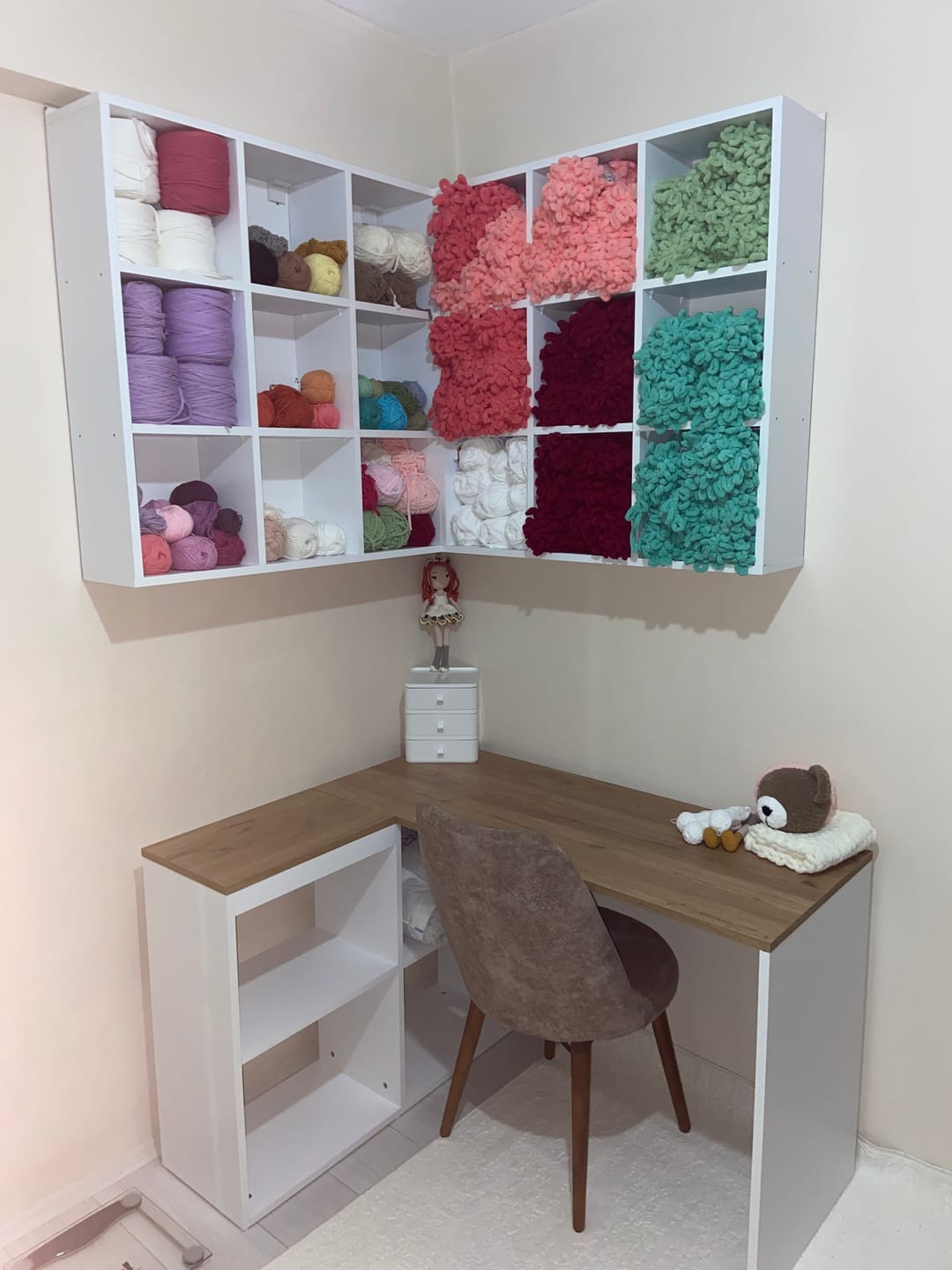Customer photo review of Rani HA113 Çalışma Ofis Bilgisayar Masası 4 Raflı Köşeli Masa Beyaz - Sepet Ceviz 120 cm