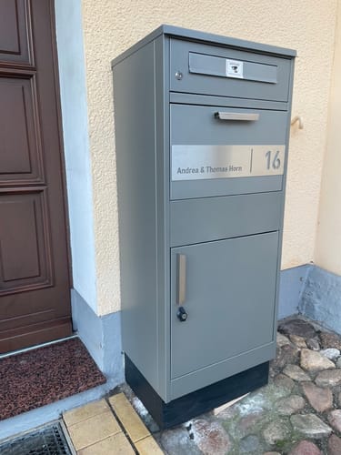 Customer photo review of AlbersDesign Stand-Paketbox PB1 Graualuminium (RAL9007) personalisiert mit Edelstahl-Schild