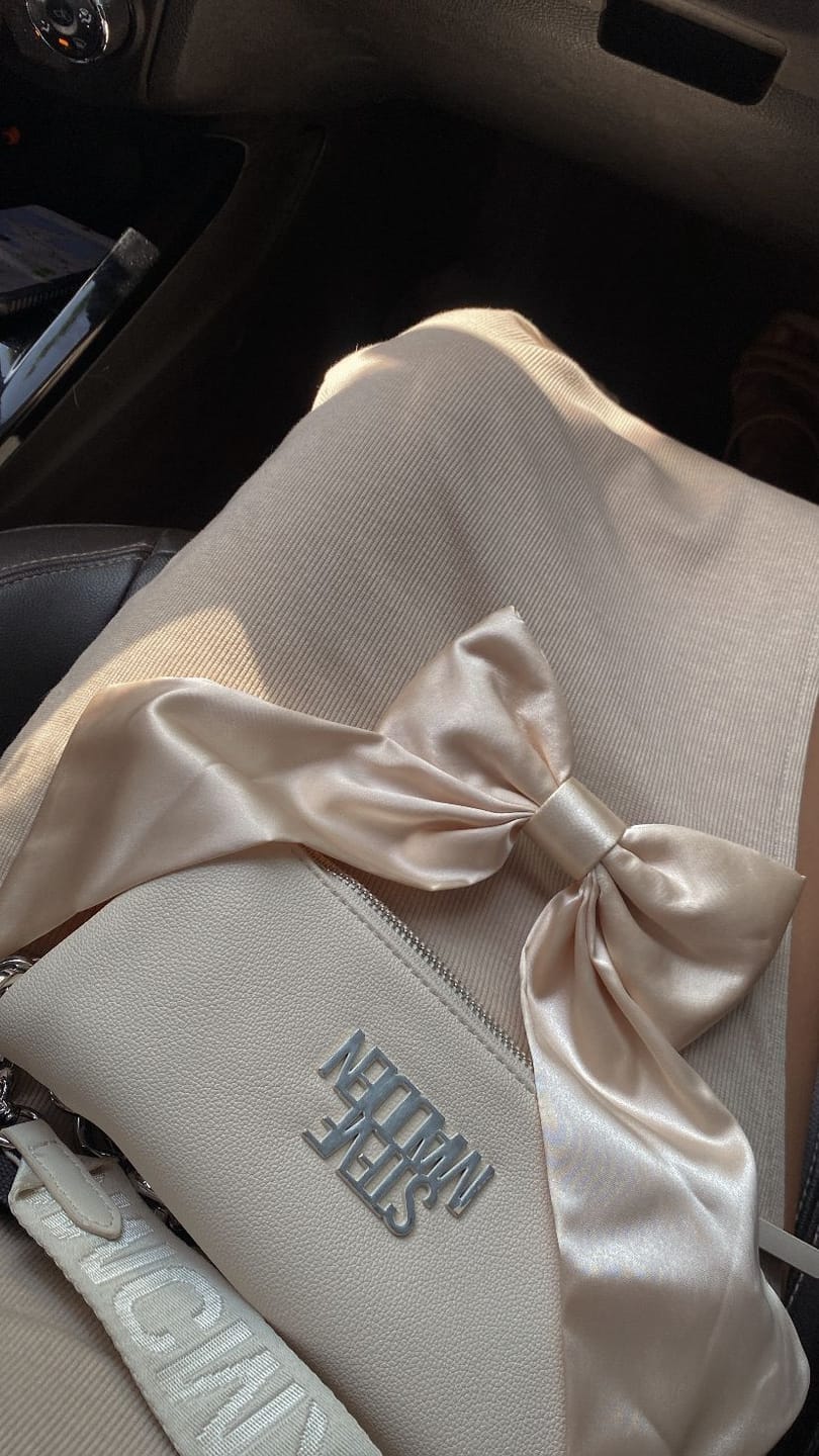Customer photo review of Moño - EXTRA Large Bow