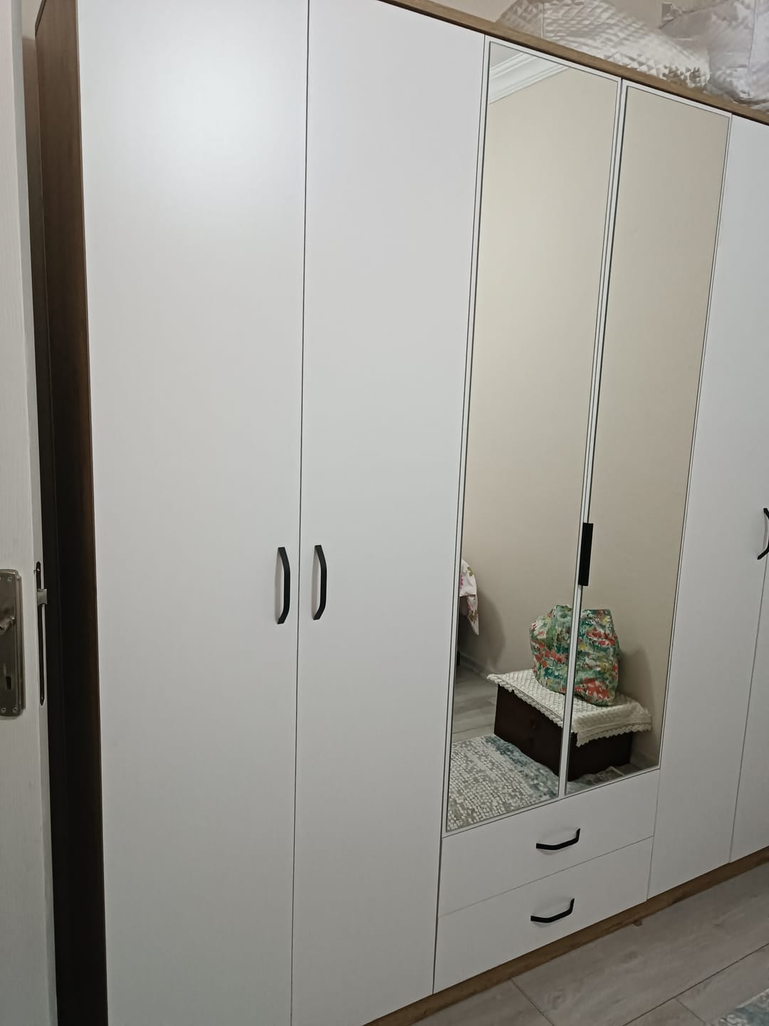 Customer photo review of Rani BA130 Geniş Gardırop Elbise Dolabı Aynalı Kapaklı 2 Çekmeceli 5 Raflı 3 Askılı Sepet Ceviz - Beyaz