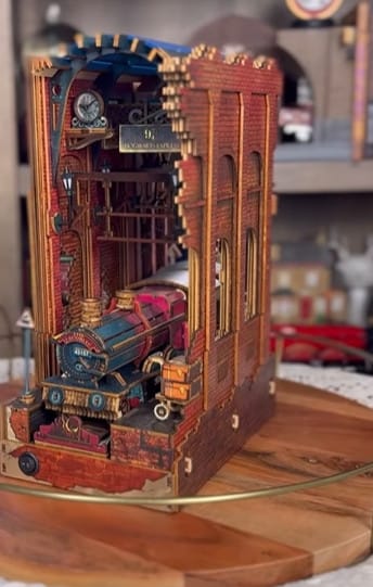 Customer photo review of King's Cross Station Pre-Colored Book Nook | LKWood (Platform 9 3/4 - Hogwarts Express)