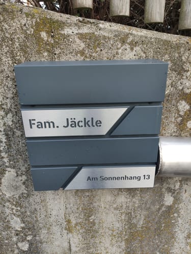 Customer photo review of AlbersDesign Briefkasten B1 anthrazit (RAL7016) personalisiert mit Edelstahl-Schildern