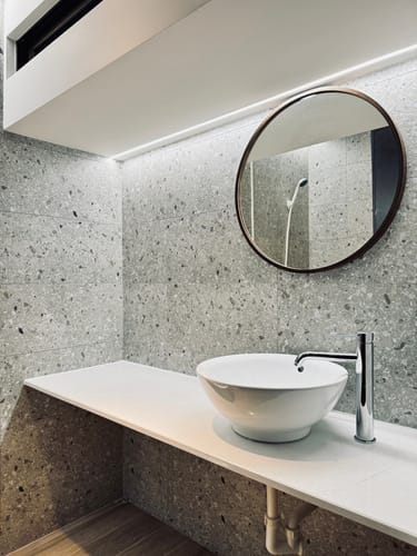 柏齊 review of 實木框浴室臥室圓形牆壁掛鏡 image 1 out of 1