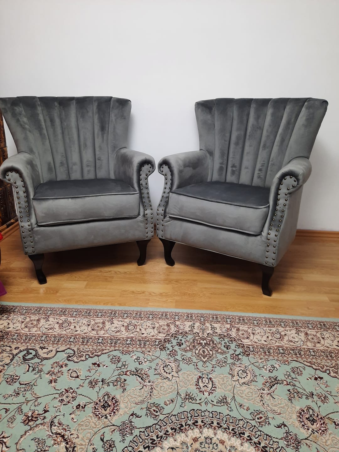 Customer photo review of Fotoliu TITAN, gri/negru, stofa catifelata/lemn, 73x70x87 cm