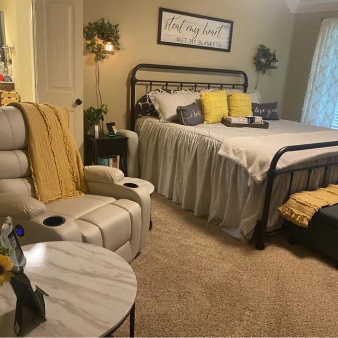 Customer photo review of Power Lift Chair Recliner for Elderly with Massage & Heat for Elderly, Microfiber Recliner Chair with 2 Pockets, Cup Holders & USB Port (Beige White)