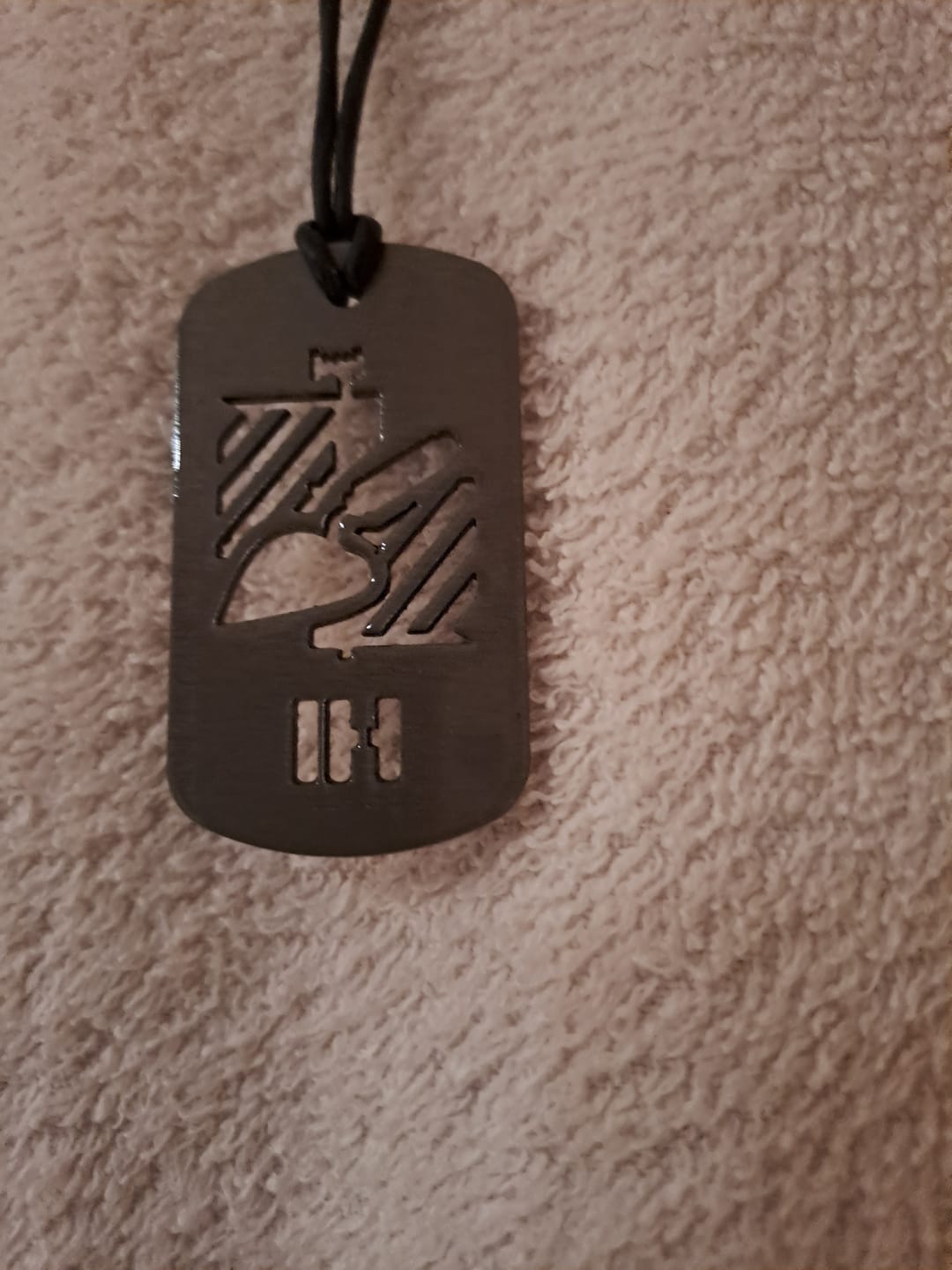 Customer photo review of Fliesenleger - Personalisierbare Laser-Halskette für Männer