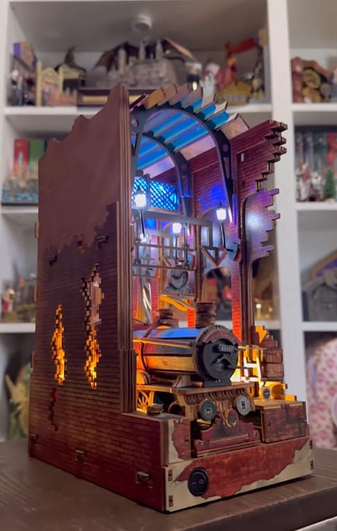 Customer photo review of King's Cross Station Pre-Colored Book Nook | LKWood (Platform 9 3/4 - Hogwarts Express)