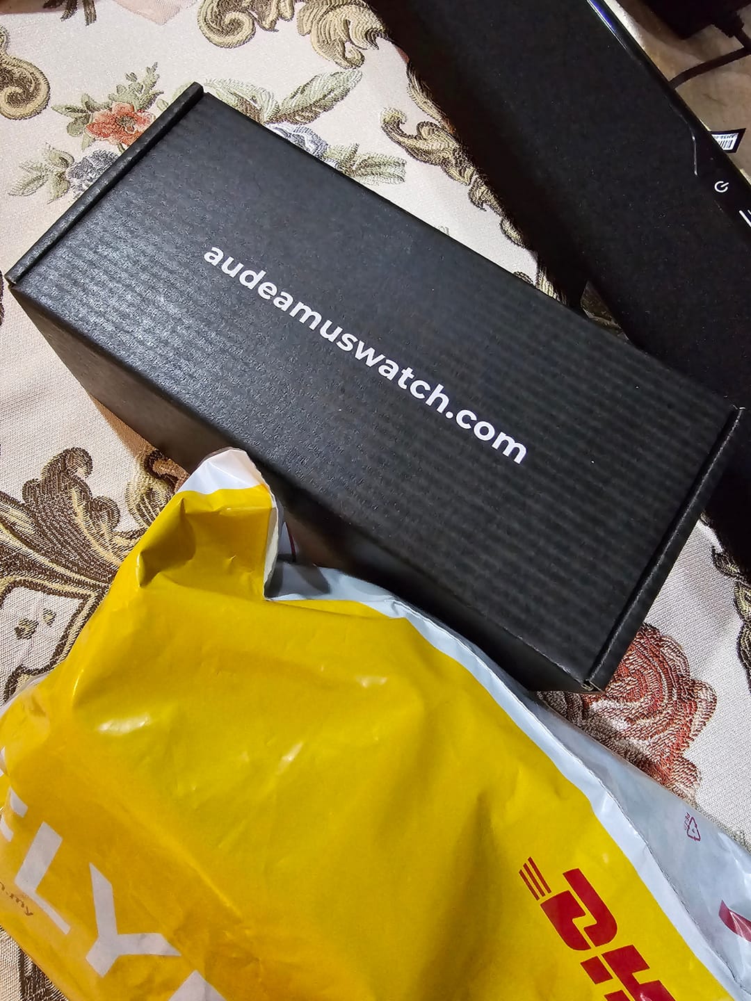 Customer photo review of Jei Square Framed Sunglasses