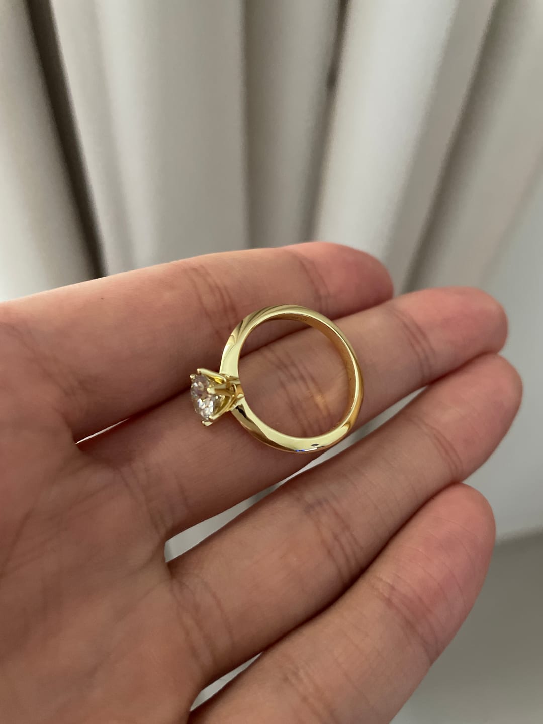 Customer photo review of Anel Solitário Banhado a Ouro