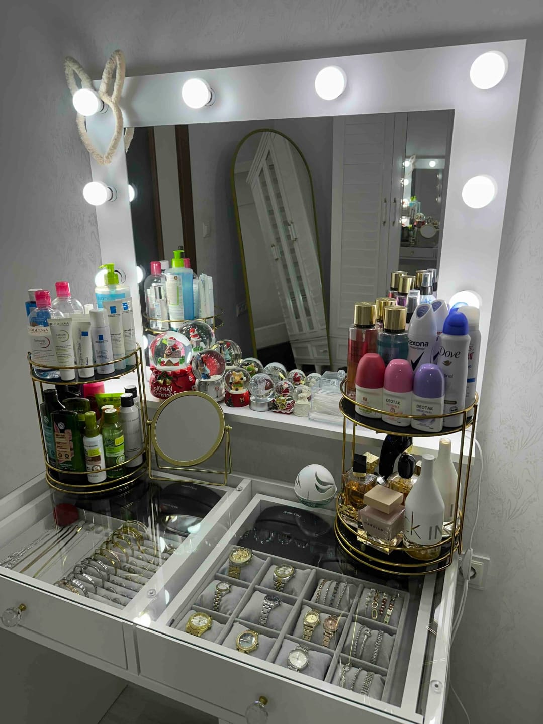 Customer photo review of Rani BJ117 Hollywood Işıklı Aynalı Kulis Makyaj Masası Cam Tablalı 7 Çekmeceli Takı Düzenleyici Beyaz