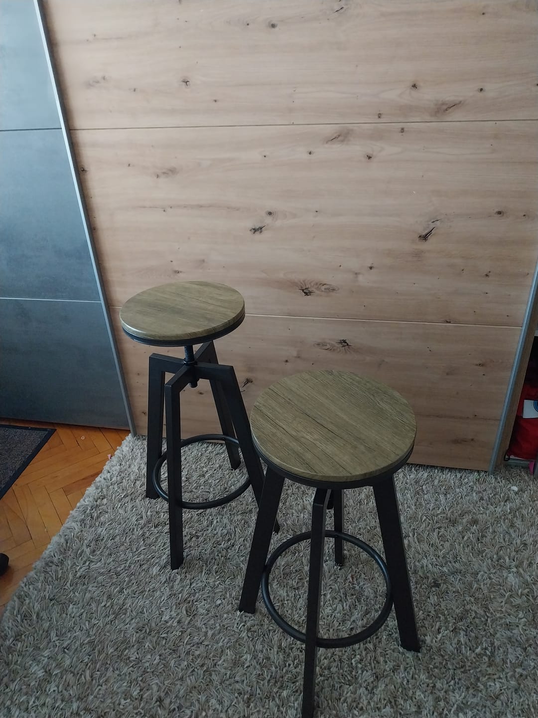 Customer photo review of Scaun bar H64, stejar/gri inchis, 30x30x63/80 cm
