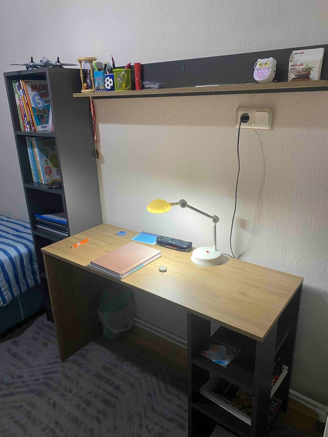 Customer photo review of Rani HA125 Kitaplıklı Raflı Çalışma Ofis Bilgisayar Masası Antrasit - Sepet Ceviz