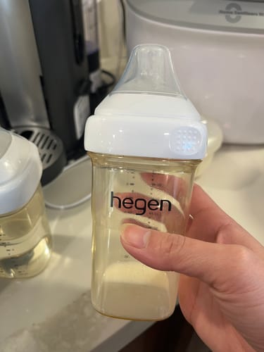 Customer photo review of Hegen PCTO™ 240ml/8oz Feeding Bottle PPSU, 2-Pack with 2 x Medium Flow Nipple (3 to 6 months)
