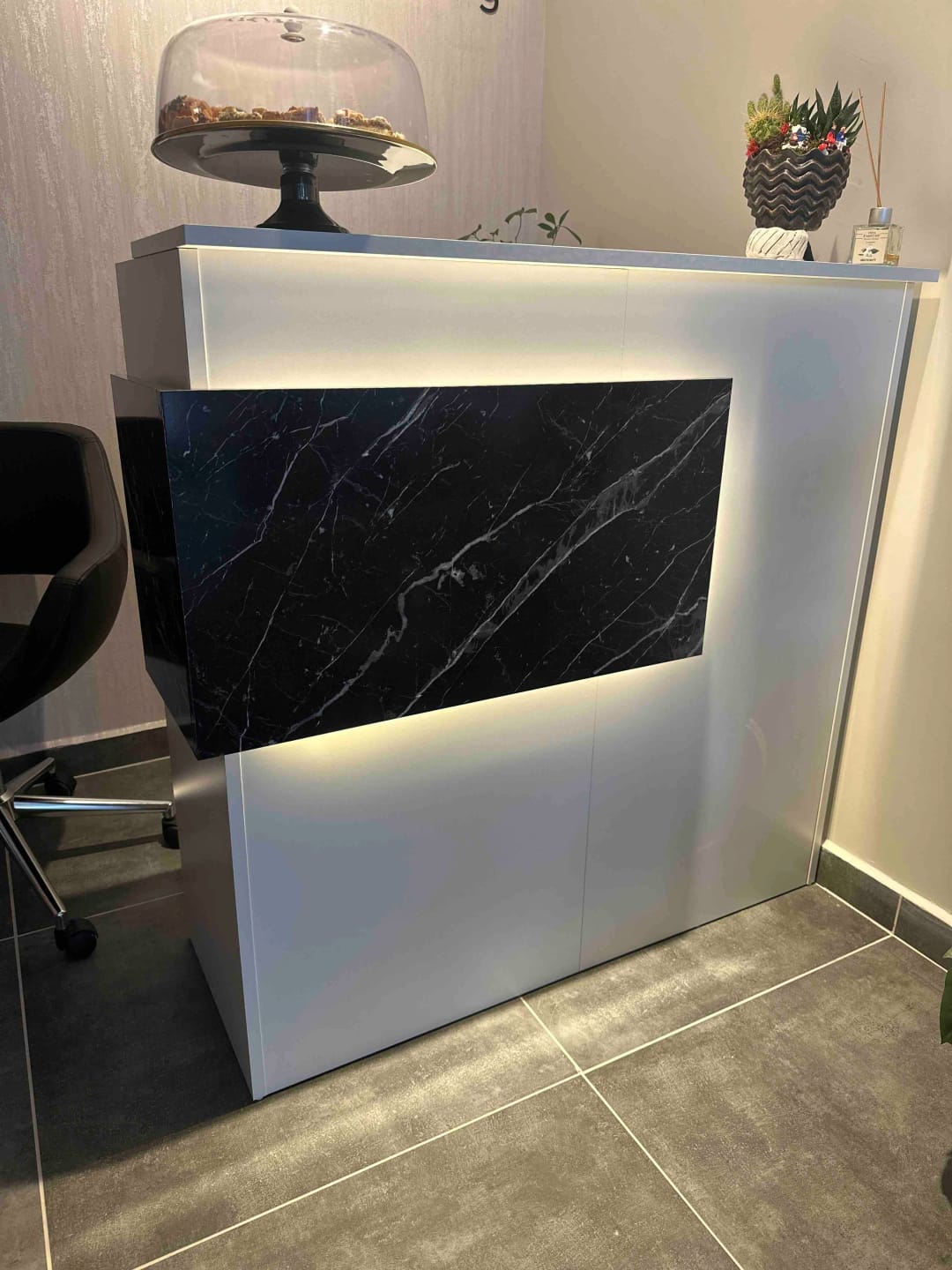 Customer photo review of Rani MA102 Karşılama Bankosu Led Işıklı Çekmeceli Banko Beyaz - Antrasit