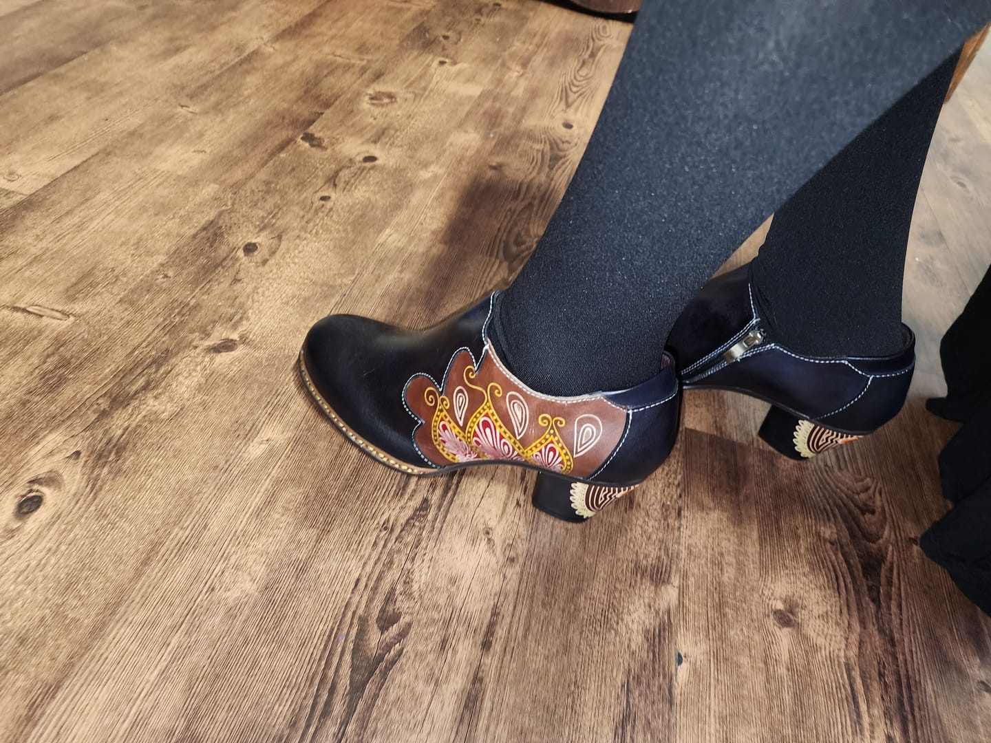 Customer photo review of Retro Pattern Leather Zipper Pumps