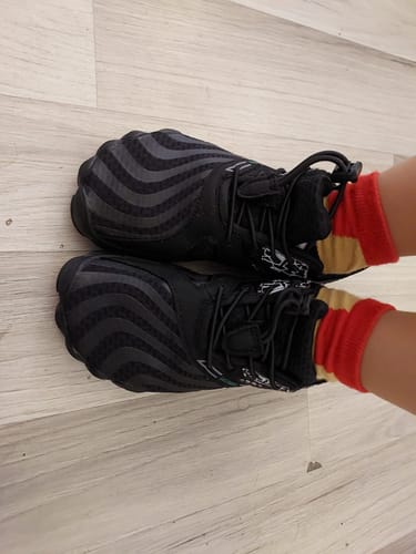 Customer photo review of Zapatilla ergo Vitality I Negra - Saguaro Kids