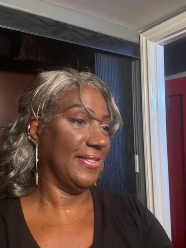 Customer photo review of Luvwin 5x5 Salt & Pepper Body Wave Glueless Bob Wig 100% Human Hair