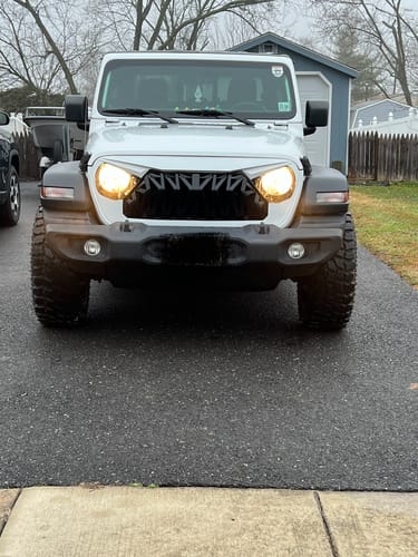 Customer photo review of Shark Grille - White & Black for 18-23 Jeep Wrangler JL & Gladiator JT w/o TrailCam