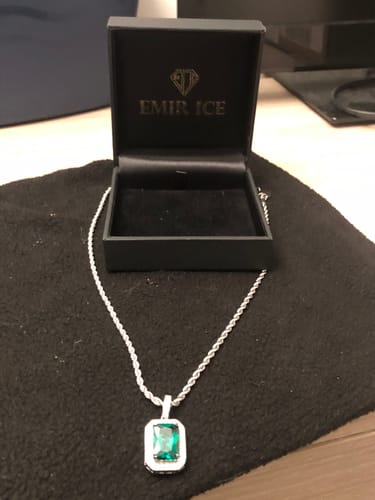 Customer photo review of COLLIER PENDENTIF EMERAUDE DIAMANT OR BLANC