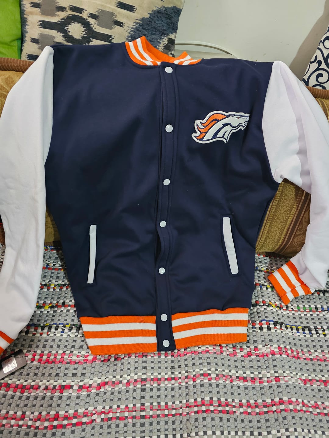 Customer photo review of Chamarra Universitaria NFL Broncos