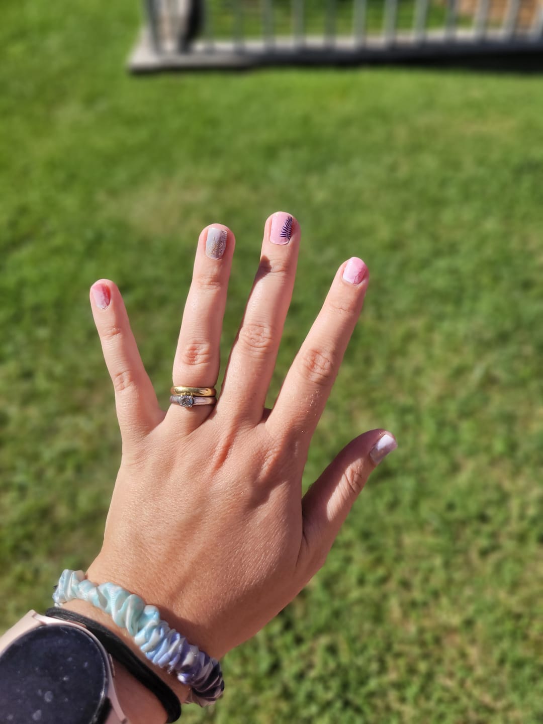 Customer photo review of Essence Esmalte Gel  Gloss 'N Roll