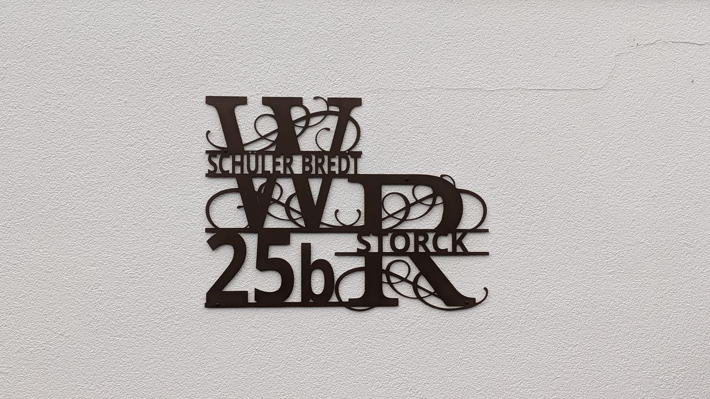 Customer photo review of Hausnummern-Monogramm zweizeilig mit Namensinitialien und kompletten Vor-und Nachnamen (personalisierbar)