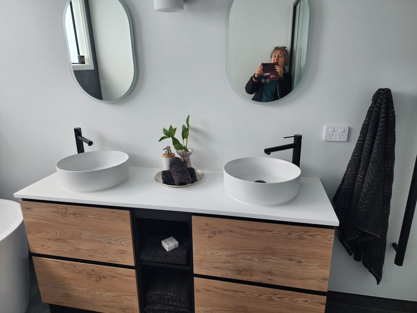 Customer photo review of Backlit Oval LED Mirror with a Demister, Three Brightness Levels, And A Convenient Dimmer