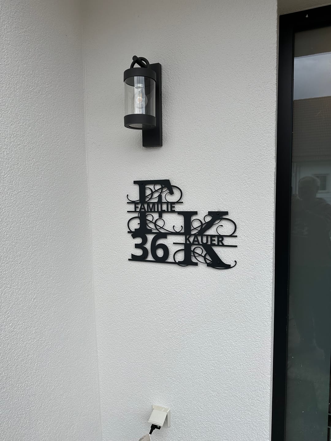 Customer photo review of Hausnummern-Monogramm zweizeilig mit Namensinitialien und kompletten Vor-und Nachnamen (personalisierbar)