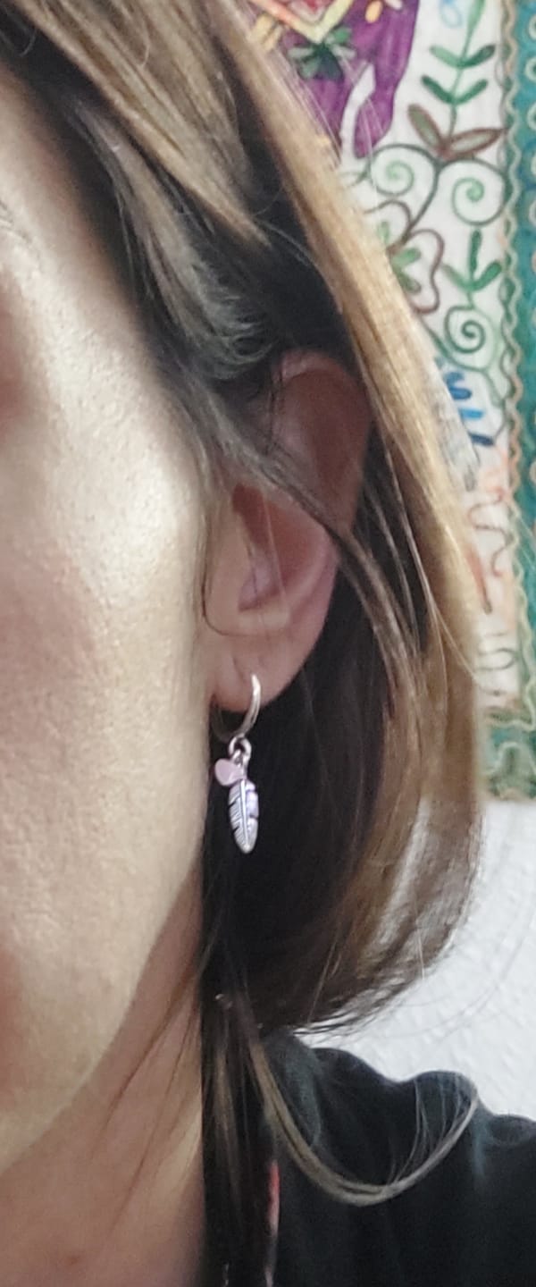 Customer photo review of Pendientes Plumas de Amor