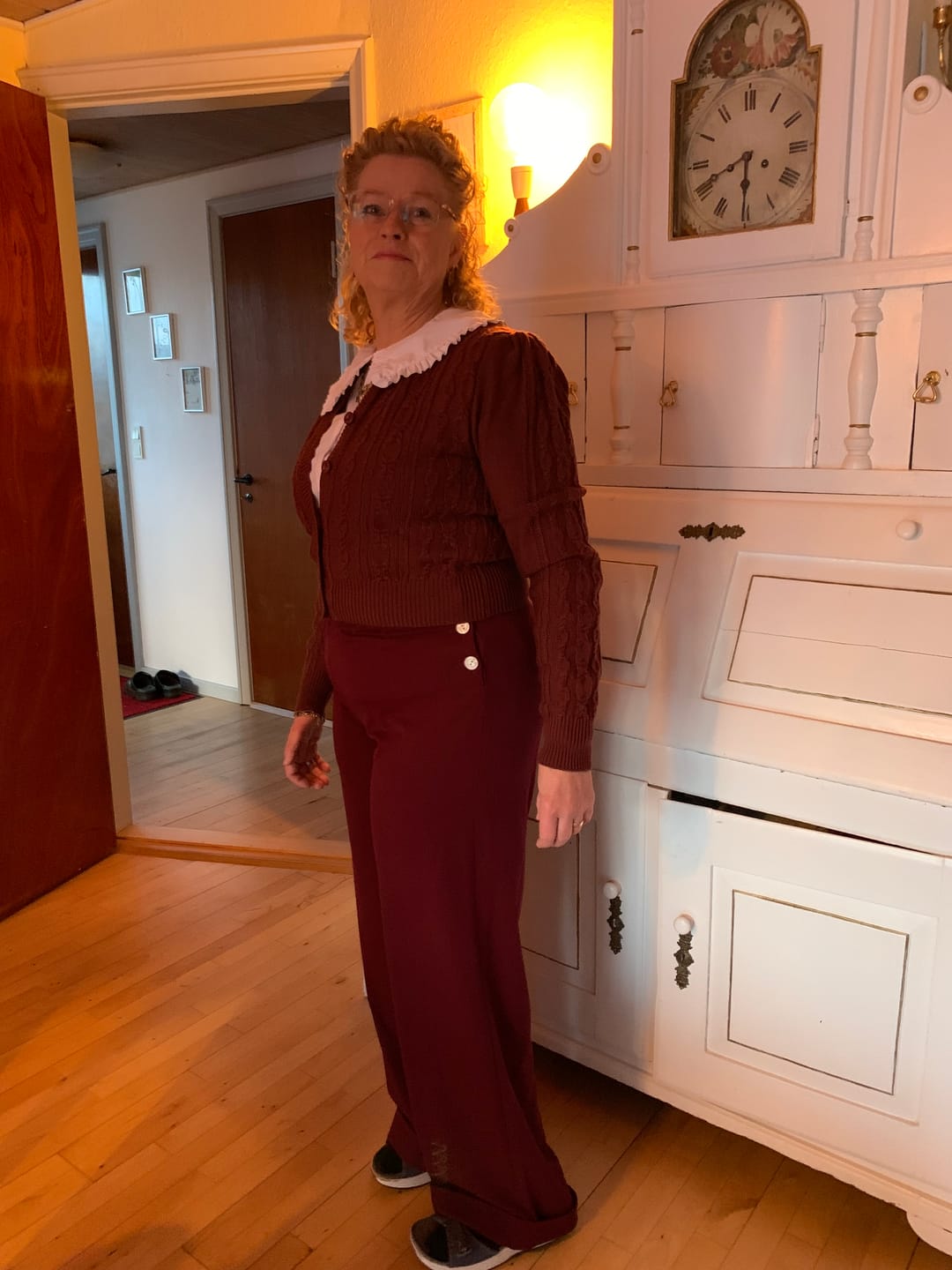 Customer photo review of Højtaljede swing bukser med brede ben i vinrød