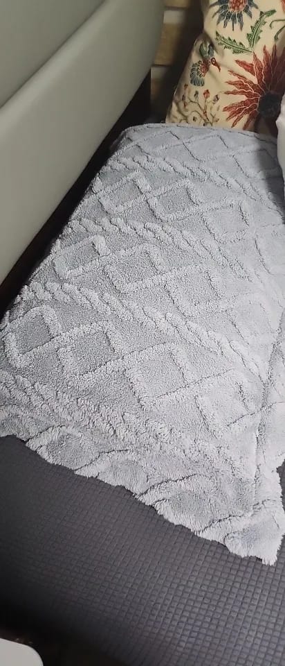 Customer photo review of Couvre-lit Élastique Doux et Protecteur (+Paires de taies d'oreiller offertes)